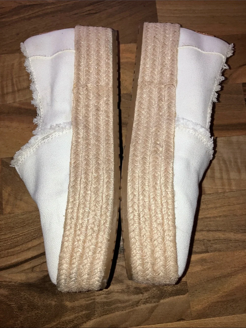 Toms  Women’s off white espadrille slip on shoes Sz  7.5